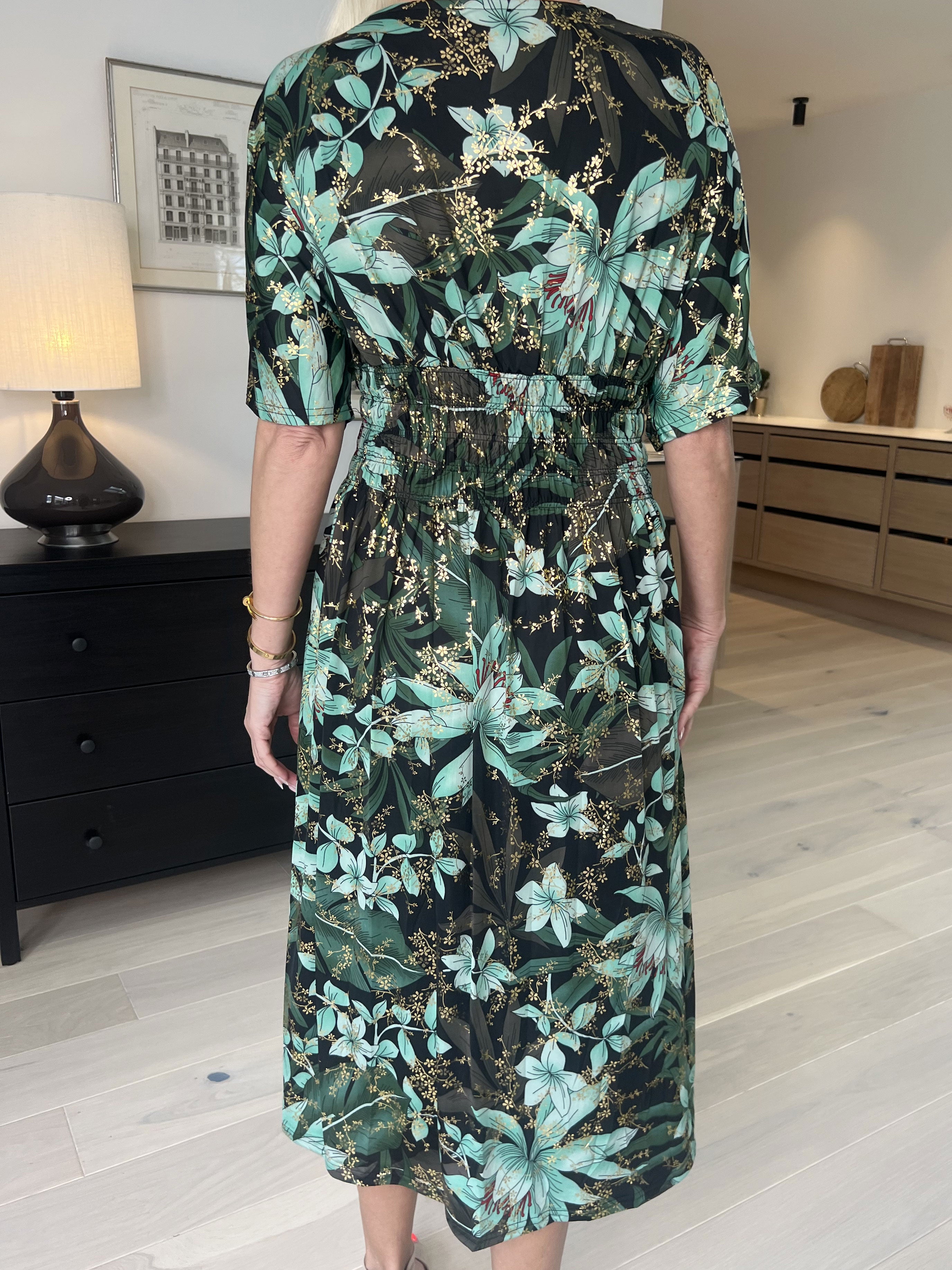 Pams Midi - Elastisk blomstret kjole i krølfrit stof